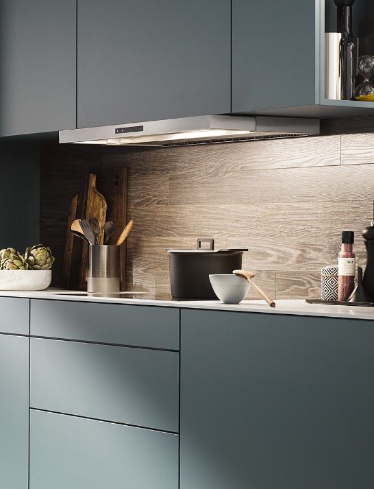 Kücheninsel mit grauen Schränken, Holzregalen, Kochzutaten und Küchengeräten, modernes Design.