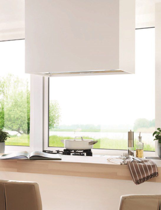 Küche mit großer Fensterfront, Fensterbank mit Dekoration, helle und freundliche Atmosphäre.